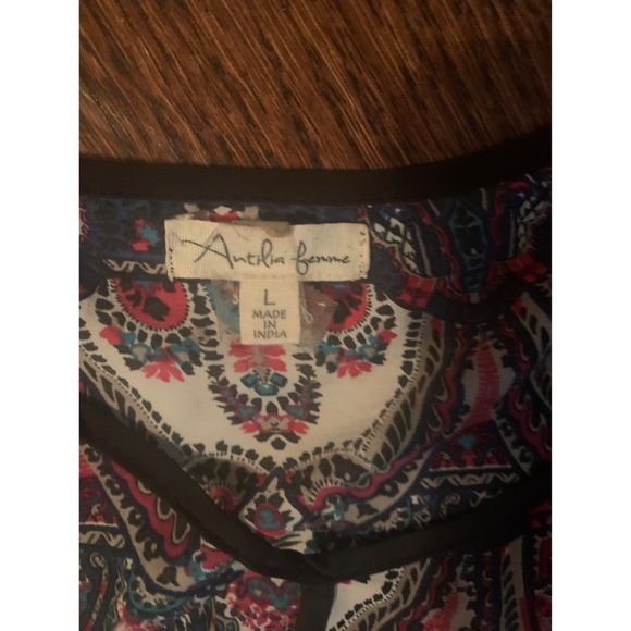 Women’s Shirt - Picture 2 of 2